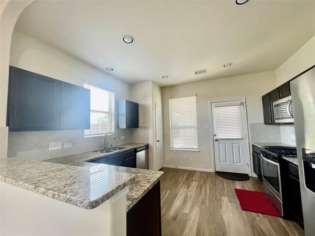Foto del edificio - 3403 Falling Brook Dr
