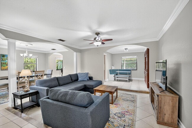 Building Photo - 1035 Soelca Dr