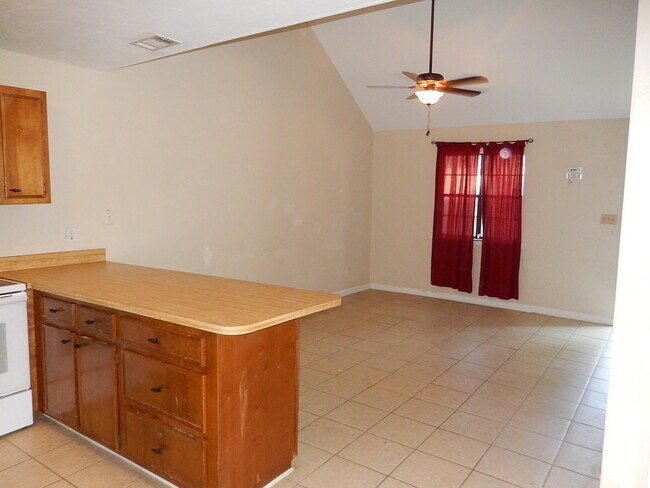 Foto del edificio - AWESOME 2/2 w/ Washer/Dryer, Vaulted Ceilings, Split Plan, Walk In Closet, & More! Walk/Bike to F...