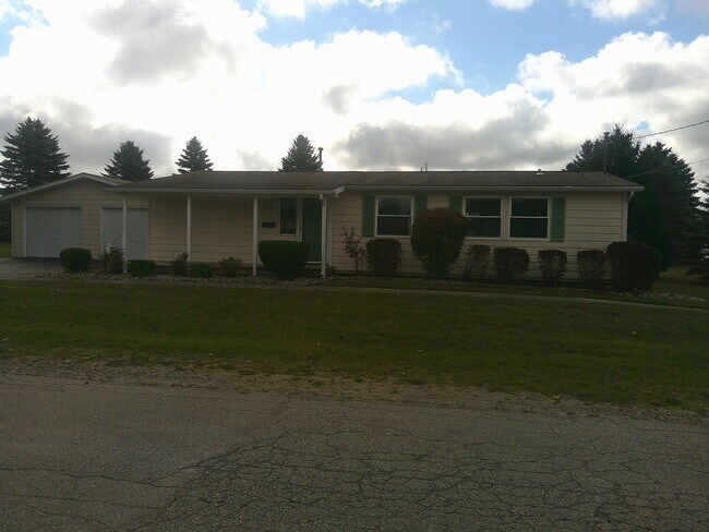 Building Photo - 3 bed/2 bath home w/Central Air