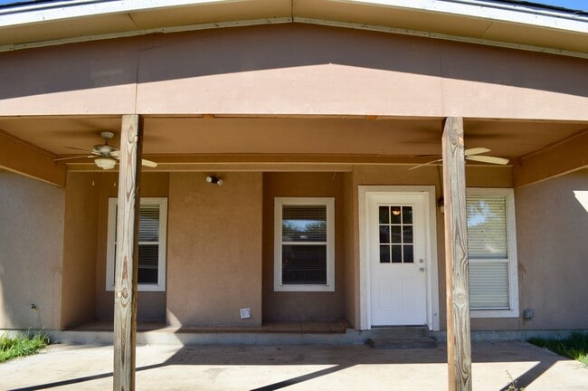 Foto del edificio - Rare custom stucc home 3 bed 2 bath