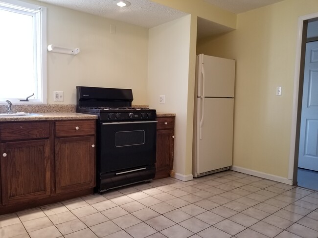 kitchen-stove-fridge - 95 Glendale Park