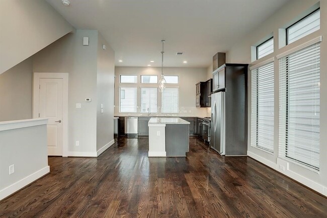 Building Photo - 2114 Sabine St