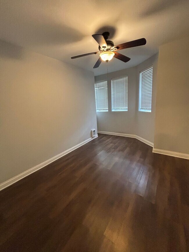 Foto del edificio - 3641 W Dickens Ave