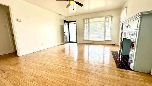 Foto del edificio - Three Bedroom near Campus! Available now!