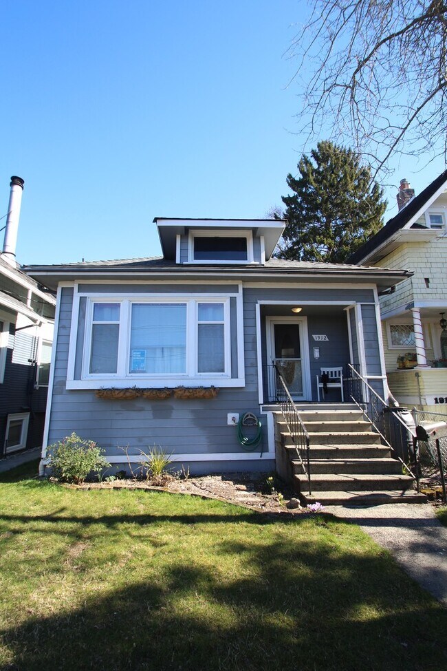 Foto del edificio - NICELY MAINTAINED 4 BED QUEENE ANNE HOME FOR RENT W GARAGE!