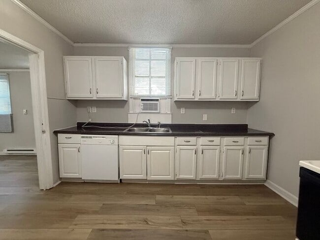 Building Photo - Renovated 4 Bedroom Duplex Unit in South N...
