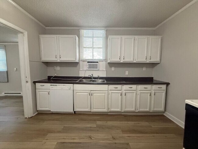 Foto del edificio - Renovated 4 Bedroom Duplex Unit in South Nashville - Pet Friendly!