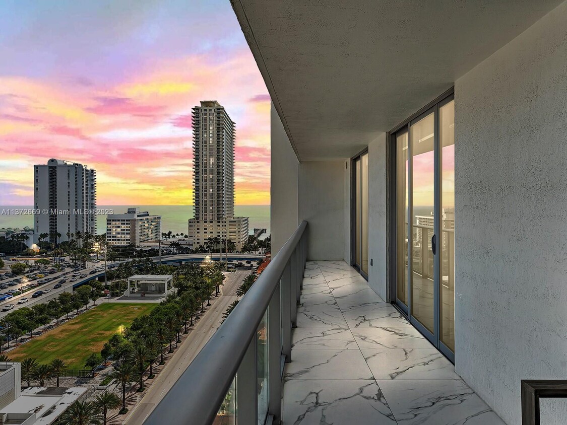 Foto principal - 300 Sunny Isles Blvd