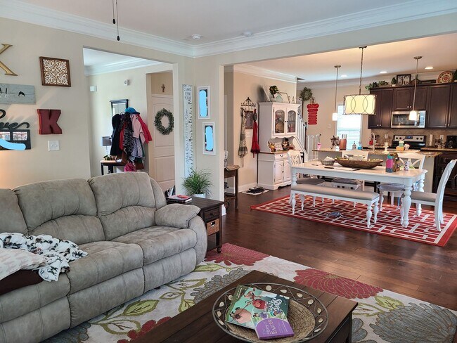 Foto del edificio - Beautiful, spacious 4 bedroom, 2.5 bath ho...