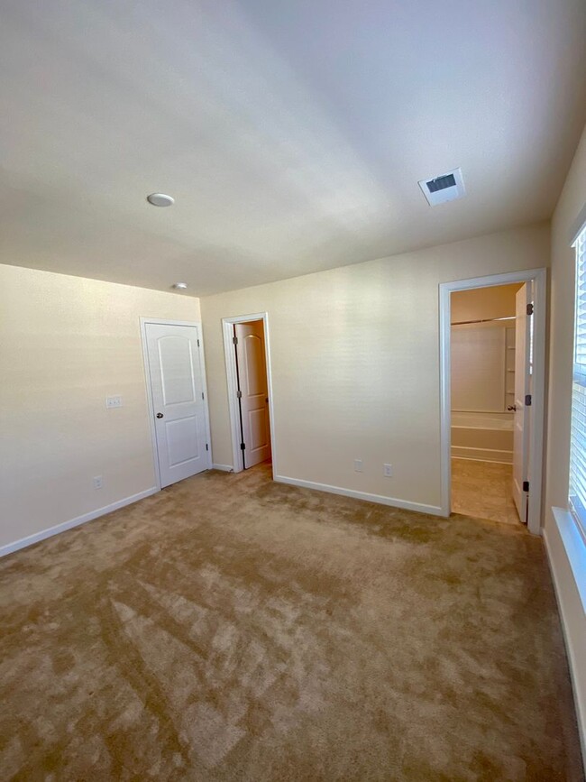 Building Photo - 3BR/2.5 BA Townhouse in McDowell Crossing