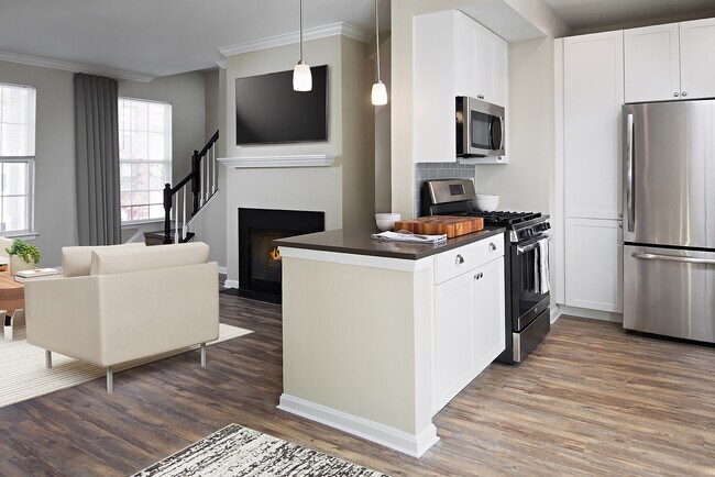 Cocina, sala de estar y área de comedor - Avalon Townhome Collection Florham Park