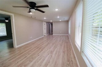 Building Photo - 117 Hackberry St