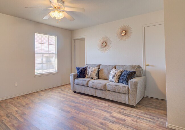 Family room - 5705 Greengate Dr
