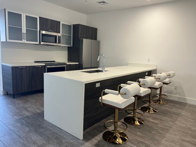 Building Photo - 1045 NE 18th Ave