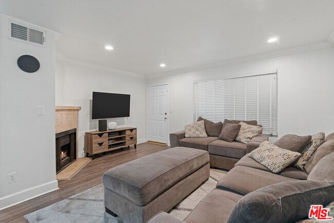Foto del edificio - 7035 Woodley Ave