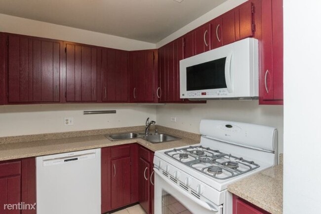 Building Photo - 559 W Surf St