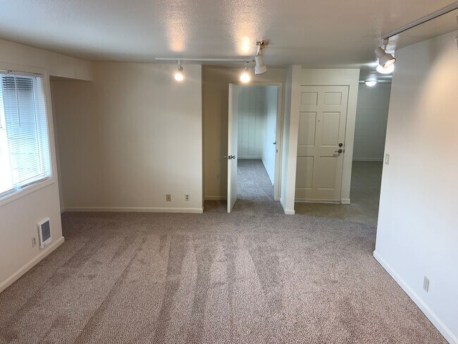 Foto del edificio - Freshly Updated 2 Bed w/ Granite + W/S/G Included – Available Early May!