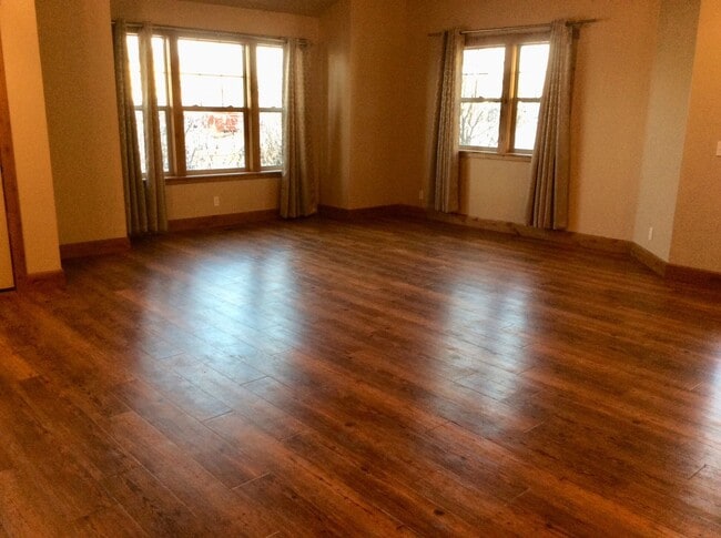 Building Photo - Stunning Townhome in South Heart
