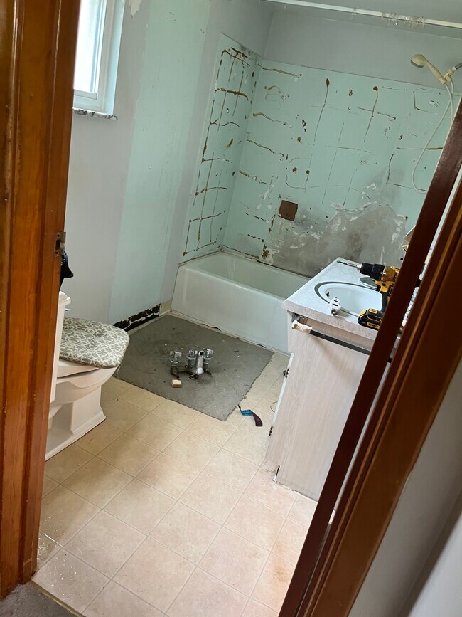 Full Bath 1- Being Updated - 86 Beech St