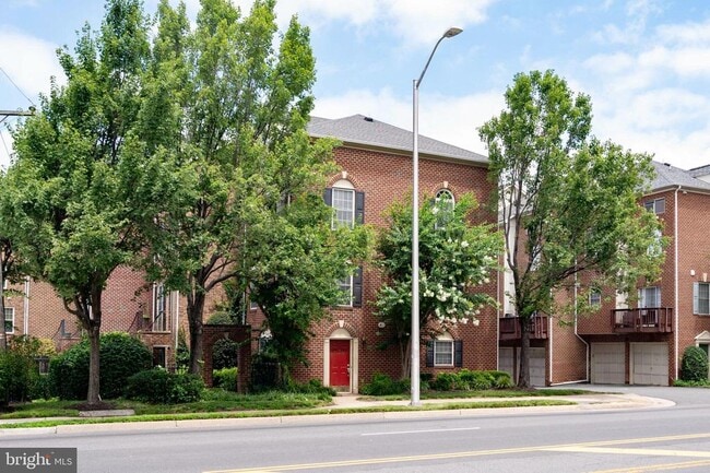 Building Photo - 2400 N Greenbrier Ct