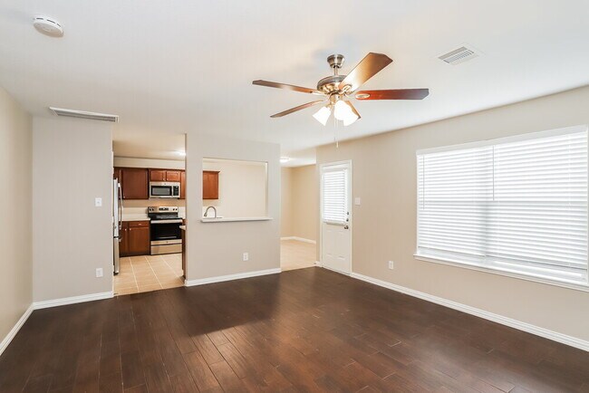 Foto del edificio - 6823 Clover Walk Ln