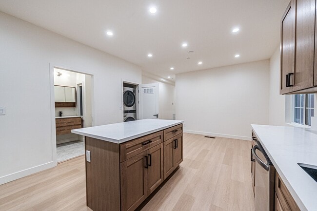 Foto del edificio - Modern 3-Bedroom in Prime Location | One M...