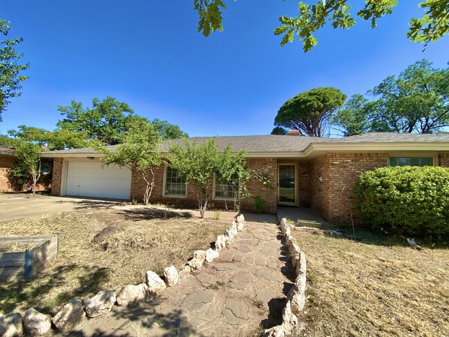 Building Photo - Spacious 4-Bedroom, 3-Bath Home in Central...