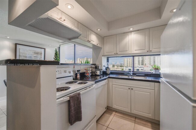 Foto del edificio - 17021 N Bay Rd