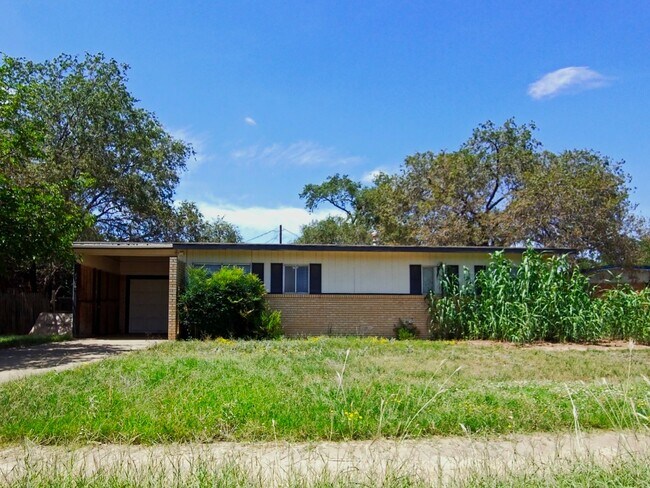 Building Photo - Charming 3-Bedroom Home with Hardwood Floo...