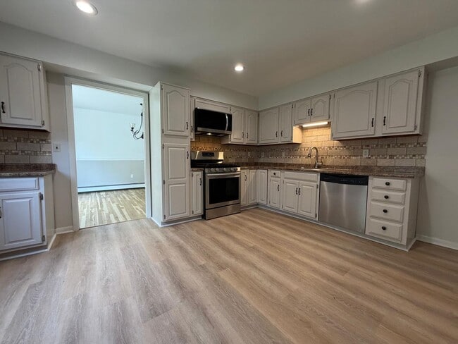 Building Photo - Spacious 5-Bedroom Home with Modern Features