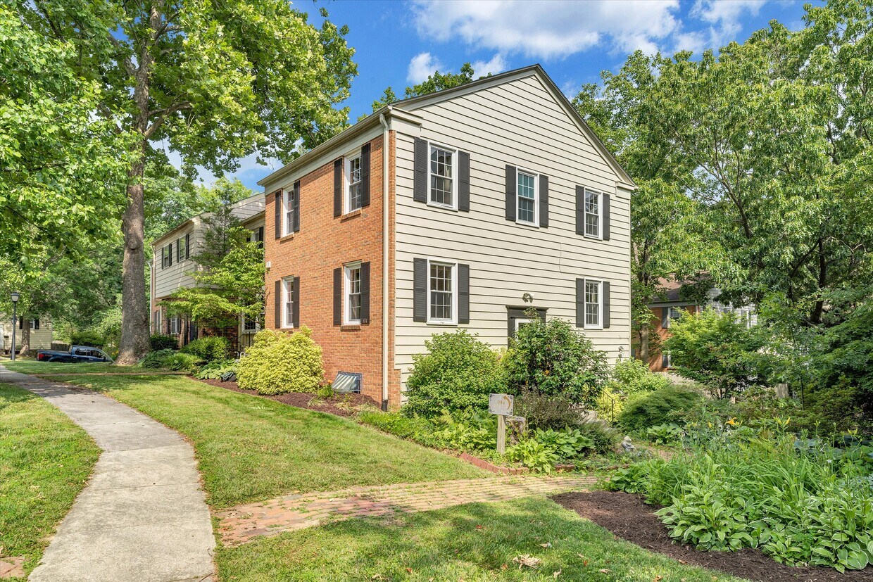 Primary Photo - 104 Southampton Ct