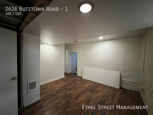 Building Photo - Vintage 1-Bedroom Apartment On A Quiet Res...