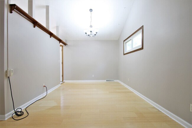 Building Photo - Coming Soon! 3 Bedroom / 2 Bath In Bellevu...