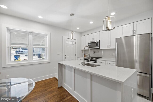 Building Photo - 1411 Downing St NE