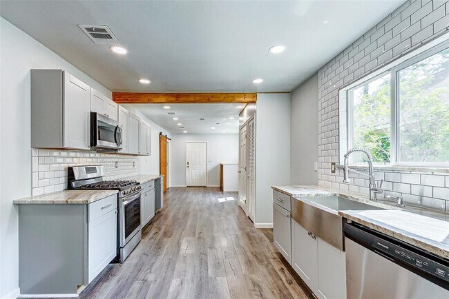 Building Photo - 5002 Tronewood St