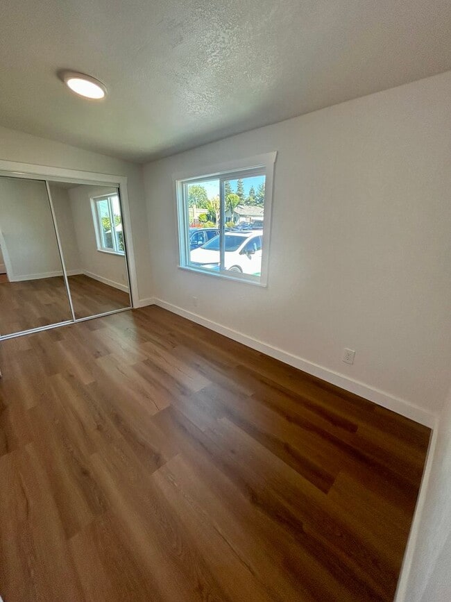 Building Photo - 710 Grove Way