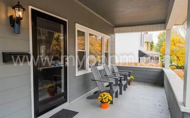 Foto del edificio - Stunning 5 Bedroom / 2 Bathroom Home | Han...