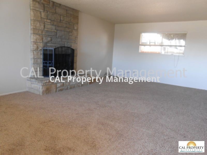 Building Photo - Great 3 Bedroom Duplex Near Hartnell College!