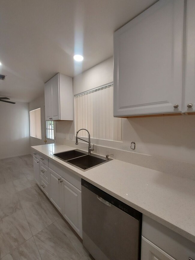 Foto del edificio - UPGRADED 3 bed/2bath