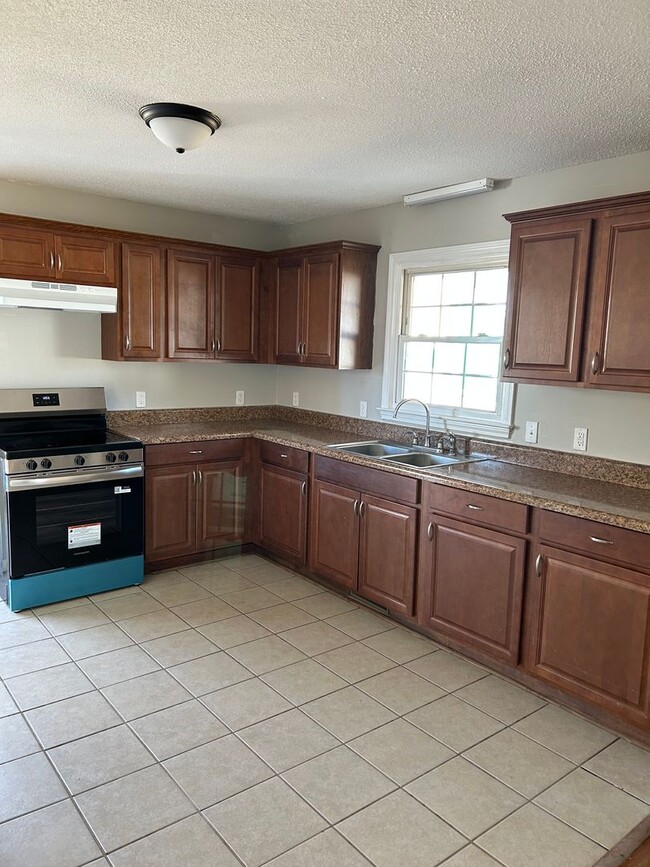 Photo - 609 Dunbar St House