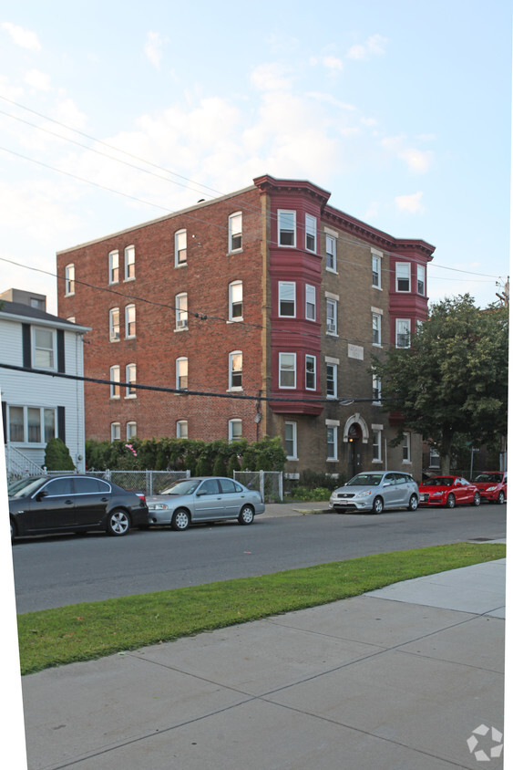Primary Photo - 134 Berkshire St