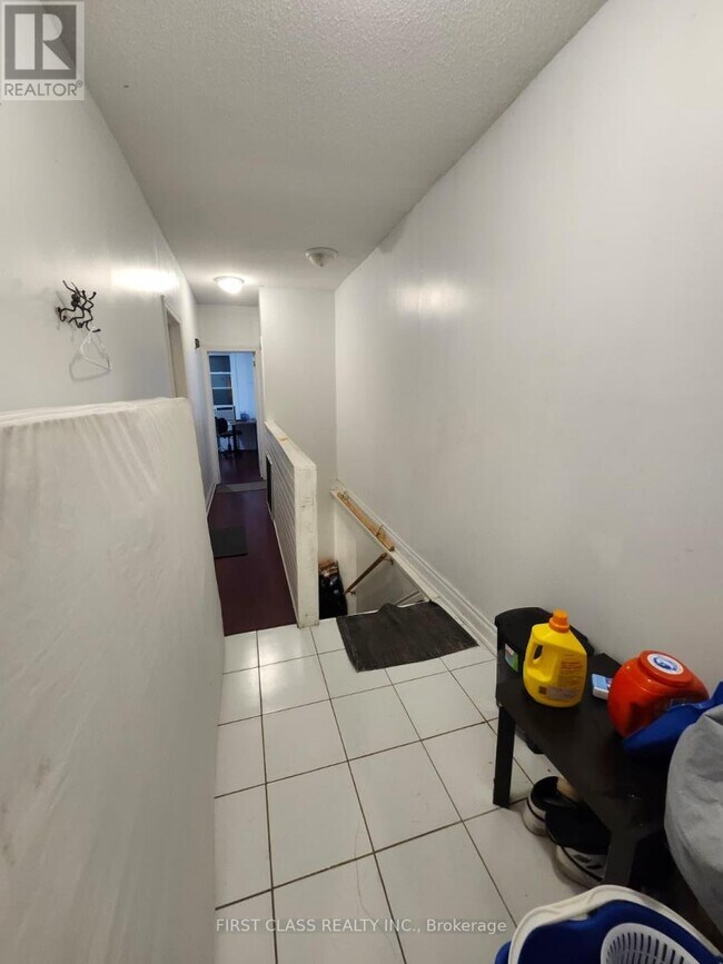 Building Photo - 567 Oakwood Ave