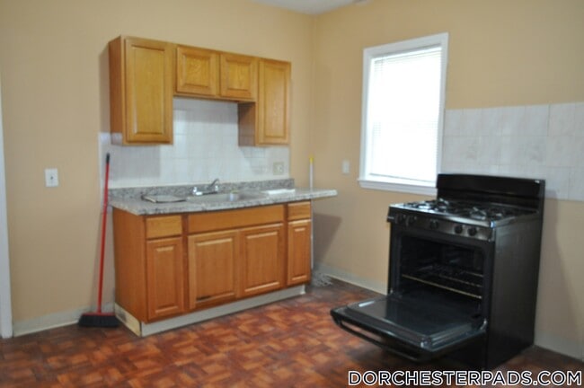 Building Photo - 105 Draper St