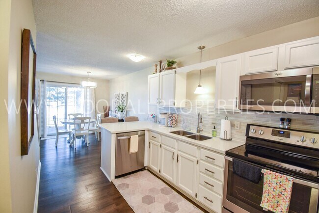 Foto del edificio - Two Bedroom, 2 Bath Corner Townhome in Wes...