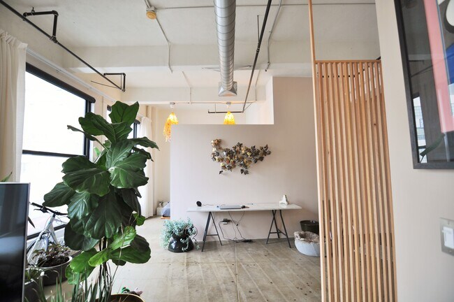 Building Photo - 738 S Los Angeles St
