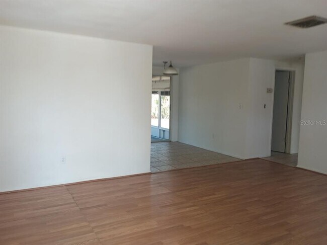 Foto del edificio - 7411 Ashwood Dr