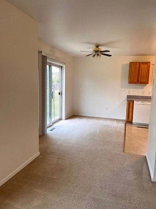 Building Photo - 3 Bed, 2 Bath home with garage