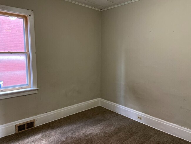 Foto del edificio - 614 East 10th Street - 3 unit