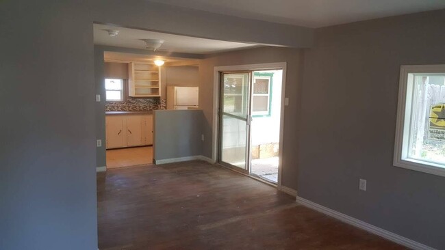Building Photo - 617 W Funston St